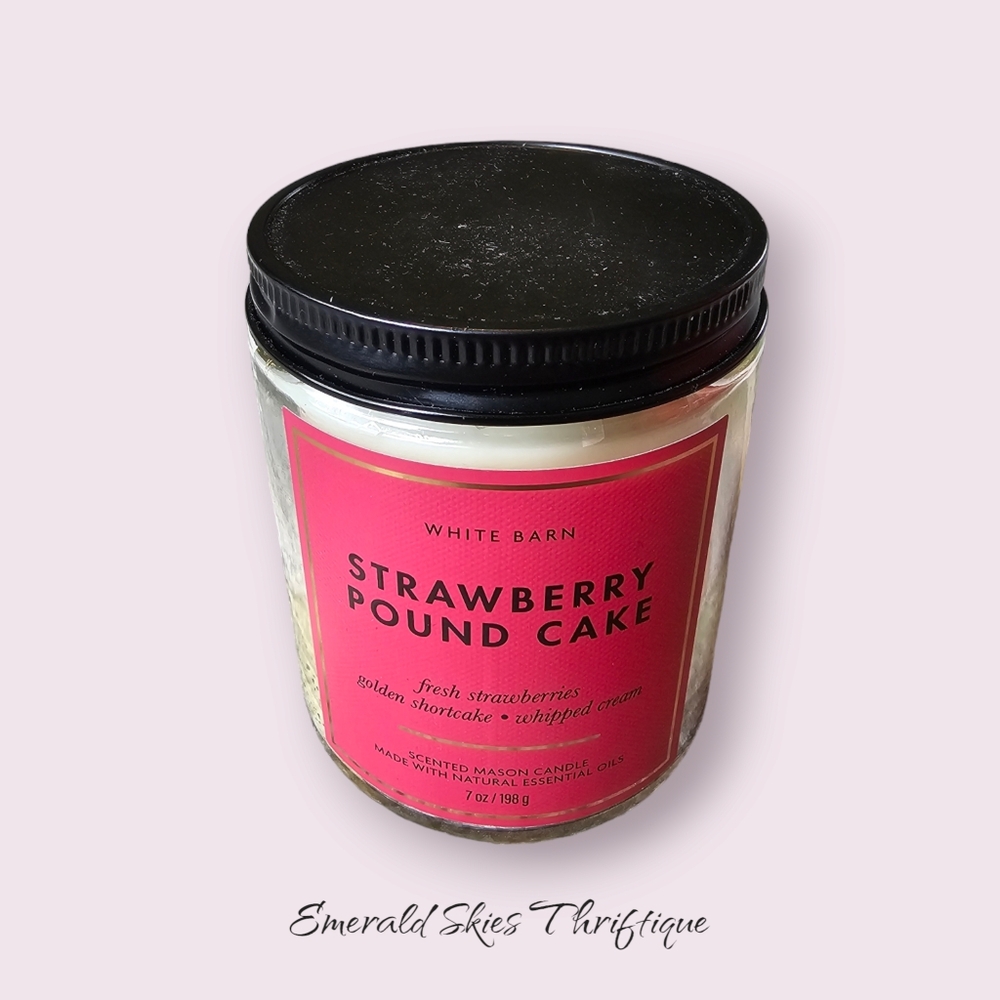 Bath & Body Works Strawberry Pound‎ Cake candle 🆕